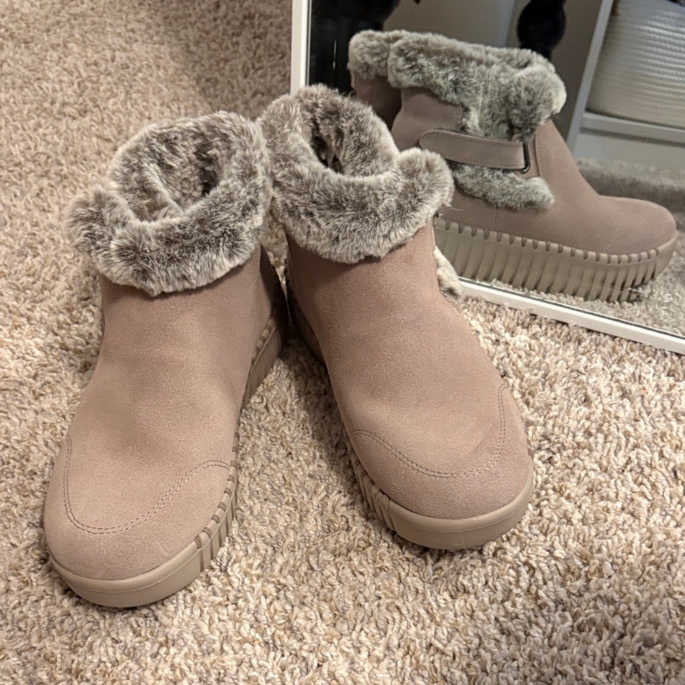 Skechers Women's Taupe Winter Boots with Faux Fur